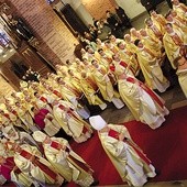 Na Eucharystię przybyło wielu kapłanów, którzy pod przewodnictwem abp. Wojciecha Ziemby dziękowali Bogu za owoce I Synodu Archidiecezji Warmińskiej 