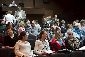 Tutaj nikt nie dawał gotowych wskazówek, jak być dobrą małżeństwem. Sami małżonkowie musieli odpowiedzieć sobie na pytanie, w którą stronę poprowadzić okręt, któremu na imię rodzina