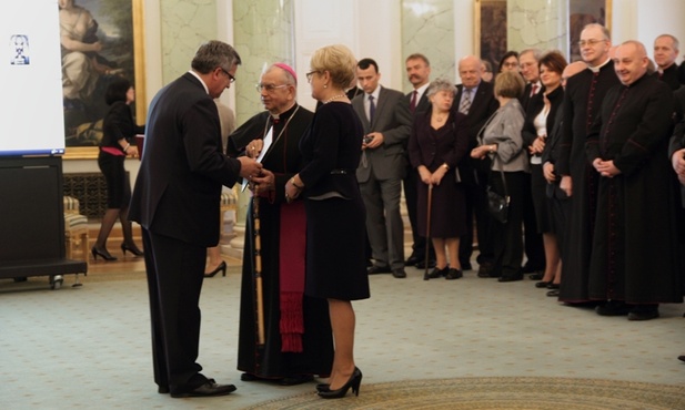 Prezydent Bronisław Komorowski wręcza rozporządzenie bp. Alojzemu Orszulikowi i wojewodzie łódzkiemu Jolancie Chełmińskiej