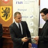 Ks. Janusz Steć odbiera nagrodę dla gdańskiej Caritas