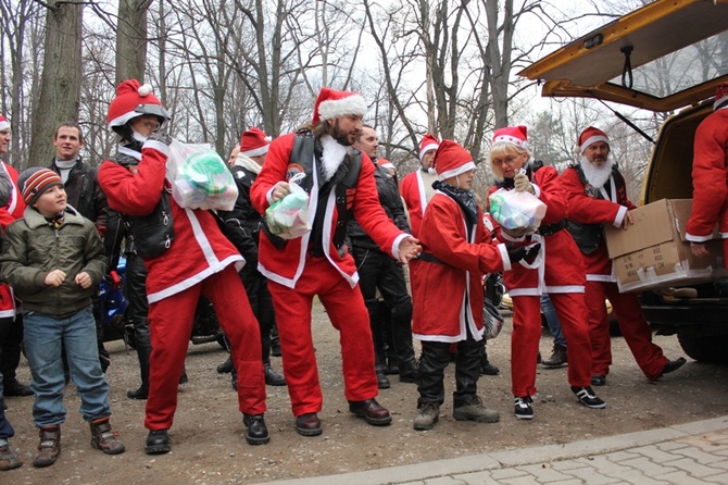 Motocykliści z prezentami dla Domu Dziecka