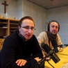  Od 6.00 do 9.30 towarzyszą słuchaczom Roman Matysik (z lewej) i Mariusz Masiarek. – Telefon do studia jest do waszej  dyspozycji – zapraszają do kontaktu