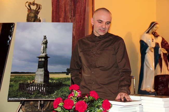  Książkę „Pejzaż wszystkich świętych” promował jeden z jej autorów Andrzej Białkowski