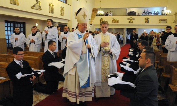 Poświęcenie strojów duchownych miało miejsce na początku Mszy św.