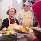  3.12.2012 Niemcy. Berlin. Wolontariusze wydają ciepłe posiłki w ośrodku  dla ubogich Caritas