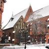 Budynek szkoły i kościół – z pozostałą po dominikanach kaplicą św. Jacka