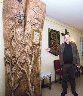  – Ukryty w lipowym tabernakulum Pan Jezus z więziennej kaplicy, działa tu cuda – mówi ks. Marcin Górski 
