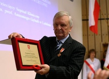 Dyrektor szpitala dr n.med. Jerzy Szarecki odbiera dyplom uznania od władz miasta Lublina