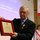 Dyrektor szpitala dr n.med. Jerzy Szarecki odbiera dyplom uznania od władz miasta Lublina