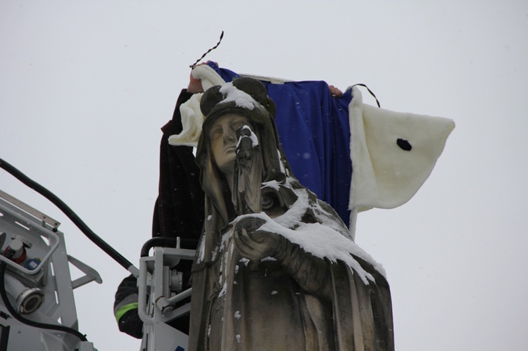 Ubieranie Jadwigi u franciszkanów