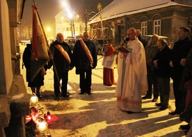 13 grudnia pod tablicą w Białej