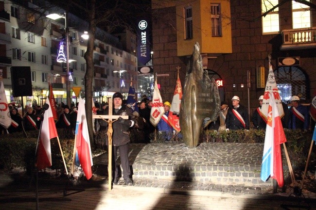 W uroczystej procesji uczestnicy obchodów przybyli pod Pomnik Ofiar Terroru Komunistycznego