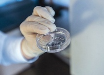 Tusk zapowiada ustawę ułatwiającą dostęp do in vitro