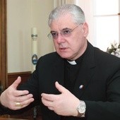 Abp Gerhard Ludwig Müller  jest profesorem teologii dogmatycznej, wykładał na Uniwersytecie Ludwiga Maksymiliana w Monachium. Od 2002 roku był biskupem Ratyzbony, od lipca 2012 roku jest prefektem Kongregacji Nauki Wiary. Nadzoruje wydawanie dzieł zebranych Josepha Ratzingera. Jest doktorem honoris causa Uniwersytetu Kardynała Stefana Wyszyńskiego i Katolickiego Uniwersytetu Lubelskiego.