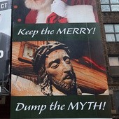 12.12.2012. USA. Nowy Jork. Organizacja Amerykańscy Ateiści umieściła na Times Square billboard z napisem „Zatrzymaj »wesołych«” przy wizerunku Mikołaja oraz „Wyrzuć mit” przy wizerunku Ukrzyżowanego. 