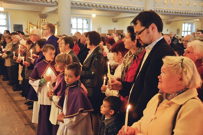  Ochrona życia to również modlitwa. Ruch od lat rozpowszechnia duchową adopcję dziecka poczętego. 25 marca 2012 r. w kościele Najświętszego Zbawiciela podjęło ją kilkadziesiąt osób