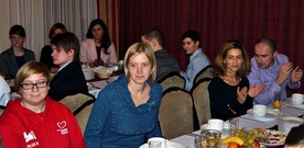 Spotkanie wolontariuszy i darczyńców SzP przy wspólnym stole 