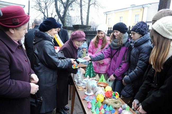 Chętnych do nabywania świątecznych ozdób nie brakowało