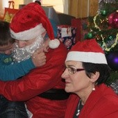 41 dzieci z ciechanowskiej świetlicy środowiskowej z radością przyjmowało prezenty od św. Mikołaja