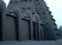 Islamiści niszczą kolejne mauzolea w Timbuktu