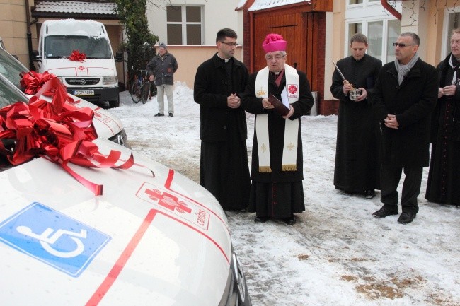 Poświęcenia nowych aut dokonał arcybiskup Sławoj Leszek Głódź