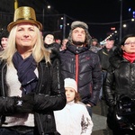 Nowy Rok warszawiacy witają na plenerowej imprezie na pl. Konstytucji. Dobrej zabawie sprzyja łagodna aura i gorące rytmy płynące ze sceny, na której wystepują gwiazdy polskiej estrady.
