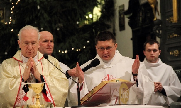 Mszę koncelebrował ks. Andrzej Józwowicz z nuncjatury apostolskiej w Moskwie