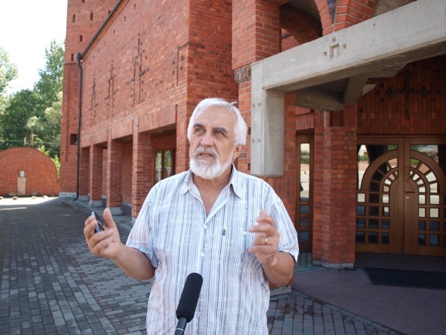 Architekt Stanisław Niemczyk, nazywany polskim Gaudim, przed kościołem Jezusa Chrystusa Odkupiciela w Czechowicach-Dziedzicach