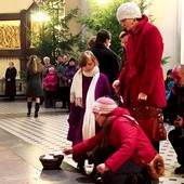  Blisko 80 deklaracji włączenia się w krucjatę modlitw za małżeństwa zagrożone rozpadem złożyli uczestnicy kolędowania oazy rodzin