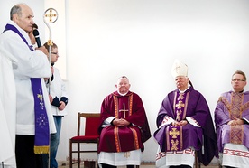 Podczas Eucharystii rozpoczynającej jubileusz, której przewodniczył bp Adam Odzimek, proboszcz ks. Stanisław Kosowicz przypomniał historię parafii