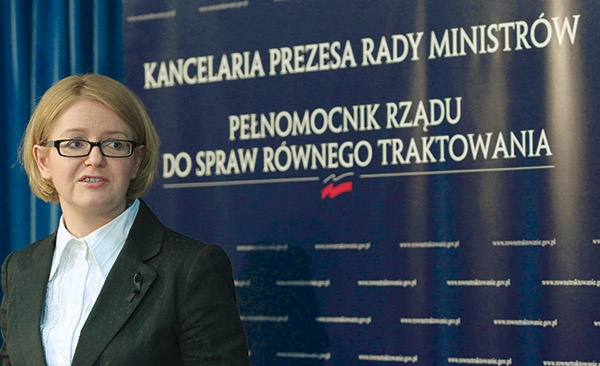  Pełnomocniczka rządu do spraw równego traktowania Agnieszka Kozłowska--Rajewicz w imieniu rządu podpisała kontrowersyjną Konwencję Rady Europy o zapobieganiu i zwalczaniu przemocy wobec kobiet oraz przemocy domowej