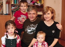 Wojciech Chuchnowski z żoną Inką i dziećmi