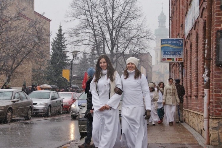 Tychy - orszak w padającym śniegu