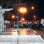 Uczestnicy marszu słuchali archiwalnych nagrań wystąpień Jana Pawła II