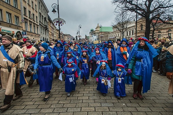  Podczas warszawskiego przemarszu organizatorzy rozdali  kilkanaście tysięcy papierowych koron 