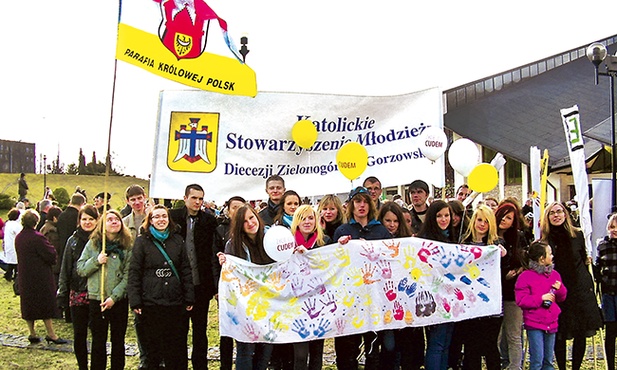 Patronami KSM są bł. Karolina Kózkówna i św. Stanisław Kostka, dlatego wspólnota włącza się m.in. w akcje broniące życia i godności człowieka, jak np. Marsz dla Życia