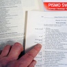 Odnośniki innych miejsc biblijnych pomagają szukać tekstów Pisma Świętego, które odnoszą się do czytanych fragmentów