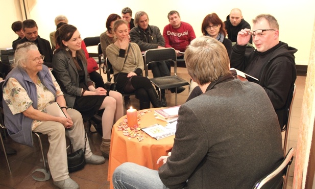 Spotkanie Darka Foksa z czytelnikami w galerii MCK w Skierniewicach