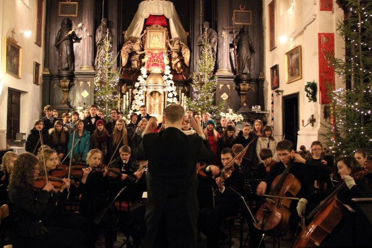 Koncert w Miedniewicach w wykonaniu Chóru i Orkiestry Państwowej Szkoły Muzycznej w Sochaczewie