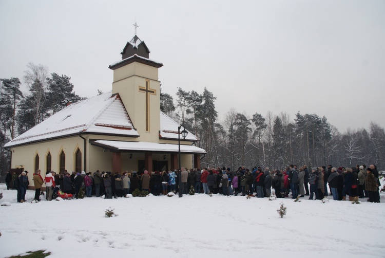 Msza św. przy spalonym kościele