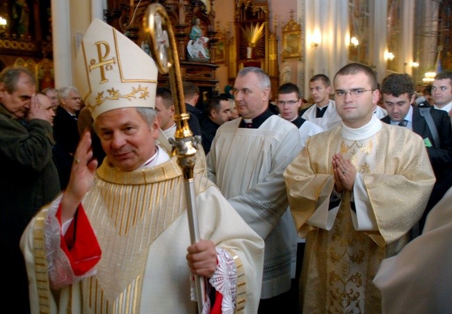 Bp Henryk Tomasik udziela błogosławieństwa po uroczystym ingresie do radomskiej katedry 