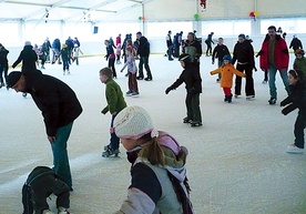  Umiejętności łyżwiarskie będzie można szlifować na  15 sztucznych lodowiskach 