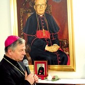 Portret i fotografia przypominały zmarłych w ostatnim roku: bp. Edwarda Materskiego i bp. Stefana Siczka 