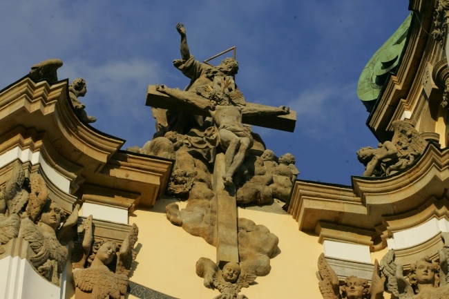 Zwieńczenie frontu bazyliki mniejszej w Krzeszowie