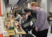 Studenci przed komputerowymi zabytkami