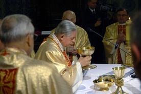 Kard. Józef Glemp przyjmuje Komunię św. w czasie ingresu bp. Piotra Libery do katedry płockiej, 31 maja 2007 r.
