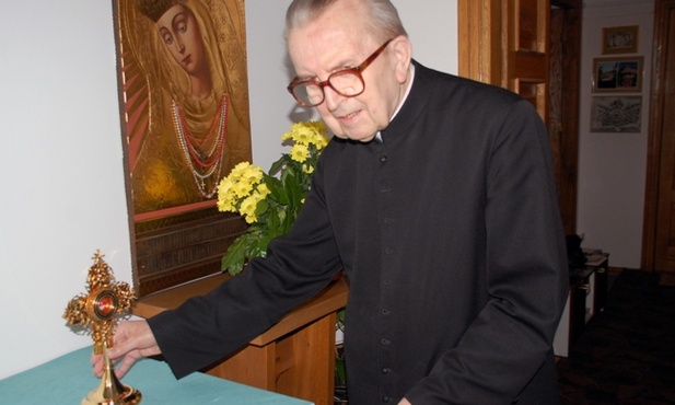 Bp Edward Materski w swej domowej kaplicy w Radomiu