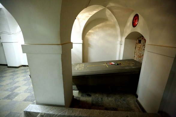 Trumna dębowa, sarkofag z czarnego granitu