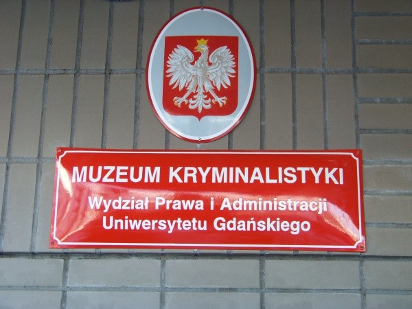 Muzeum Kryminalistyki znajduje się na pierwszym piętrze budynku Wydziału Prawa i Administracji w kampusie Uniwersytetu Gdańskiego