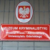 Muzeum Kryminalistyki znajduje się na pierwszym piętrze budynku Wydziału Prawa i Administracji w kampusie Uniwersytetu Gdańskiego